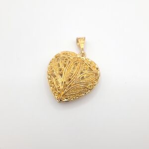 ☀️ 3/$40 Gold Vintage Filigree Hallow Heart Pendant - Opens for Adding Keepsakes